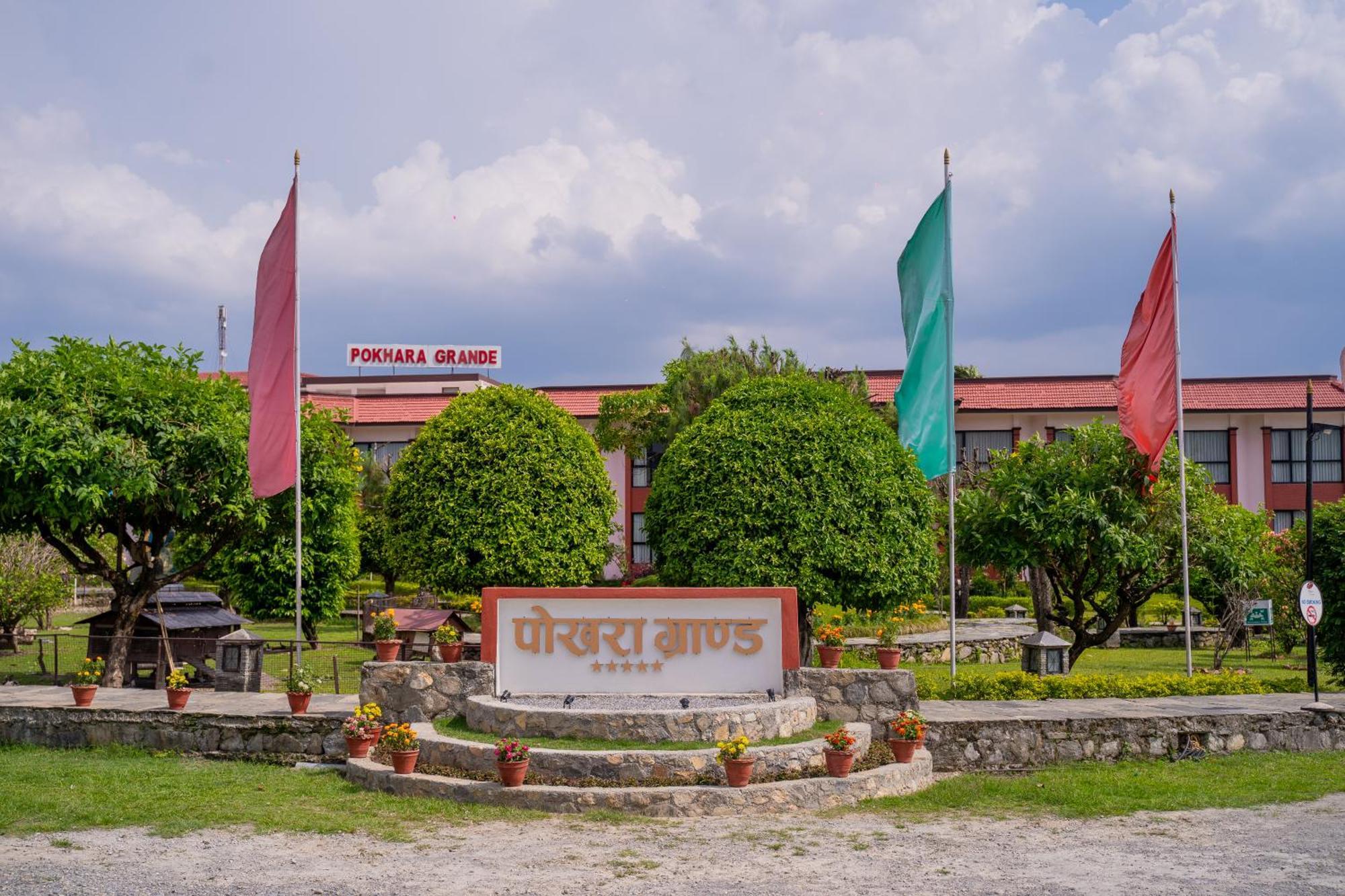 Hotel Pokhara Grande Екстер'єр фото